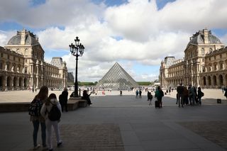 Prezydent Macron ratuje Luwr! Gigantyczny remont ma ukrócić kradzieże dzieł sztuki