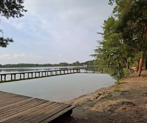 Spokojne wrześniowe popołudnie nad Jeziorem Bialskim w Białce