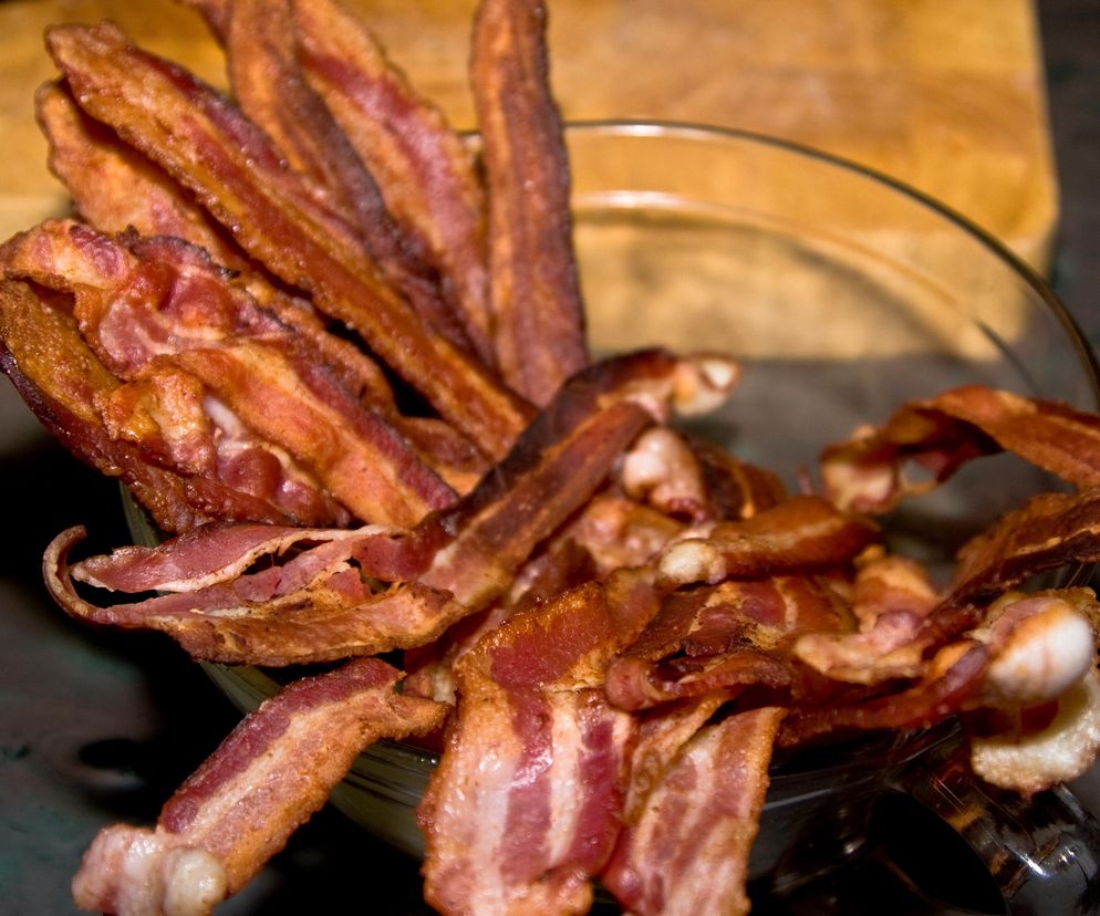 Boczek obtaczam w tych 2 składnikach. Wychodzi aromatyczny i chrupiący