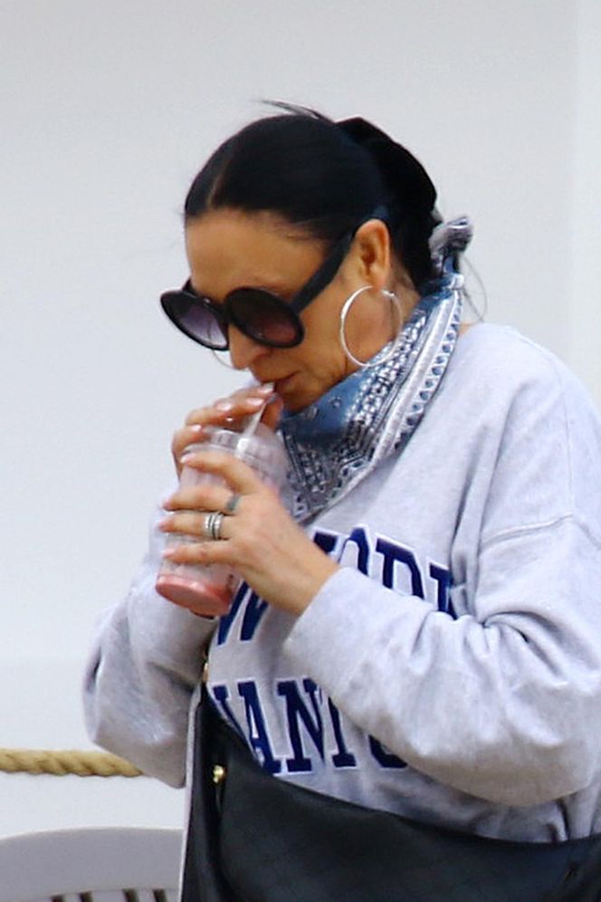 Kayah. Leczyła gardło i opalała kolana