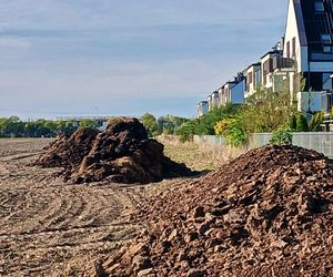 Śmierdzący problem na osiedlu. Mieszkańcy mają hałdy obornika pod oknami