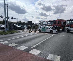 Zderzenie trzech samochodów w Lesznie. Duże utrudnienia