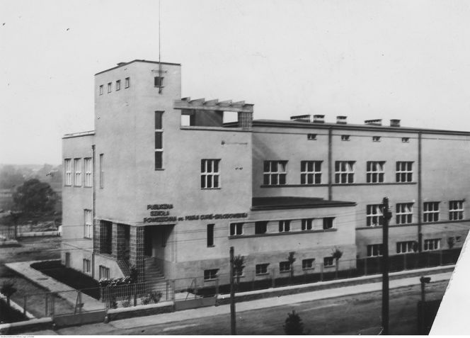 Tak wyglądały bydgoskie szkoły ponad 100 lat temu. Na archiwalnych zdjęciach widać uczniów uczących się pisać na maszynach, szkolne gabinety lekarskie