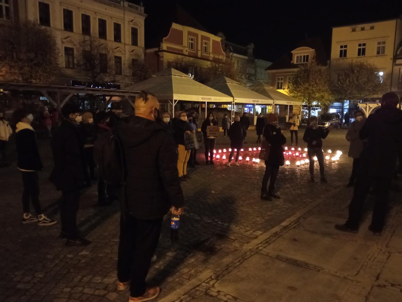 ​Było więcej zniczy niż protestujących. Kiepska frekwencja na środowym (04.11) Strajku Kobiet w Lesznie [ZDJĘCIA/AUDIO/WIDEO]