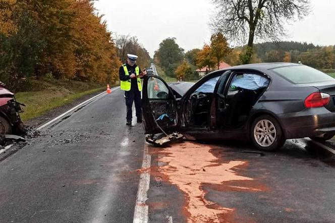 21-latek w bmw wyprzedzał na podwójnej ciągłej. Doprowadził do czołówki, są ranni