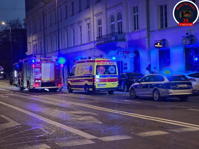  Warszawa: mężczyzna wszedł na billboard i groził że skoczy