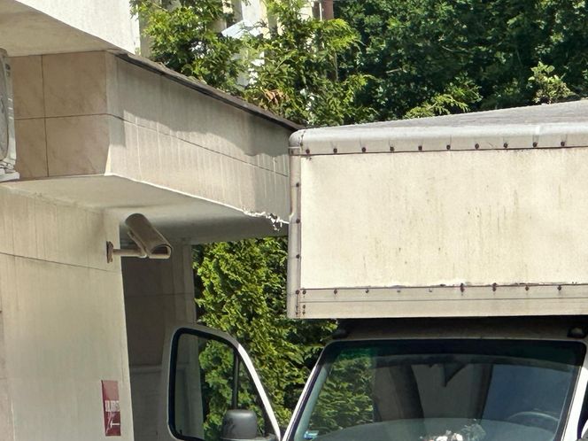 Auto wjechało w budynek sądu w Warszawie. Kierowca z impetem wyłamał szlaban i wjechał na zamknięty teren