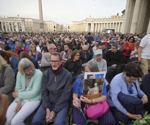 Hołdy na Placu Świętego Piotra.