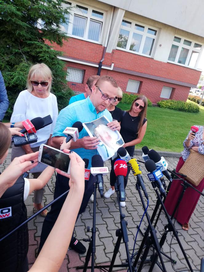 Lubin. Konferencja prasowa rodziny zmarłego Bartosza S.