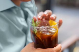 Espresso tonik i słynna dalgona idą w odstawkę. Oto najmodniejszy napój kawowy tego lata 