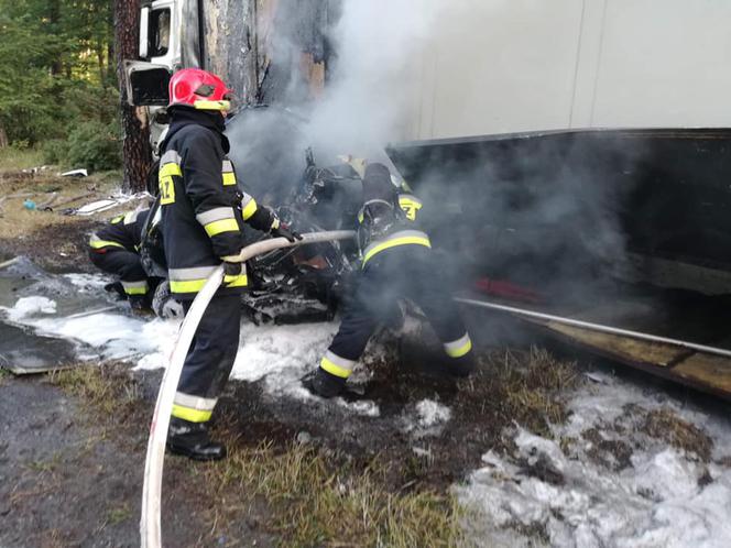 Koszmarny wypadek na trasie Toruń - Bydgoszcz. W Emilianowie płonął samochód, zmiażdżony przez ciężarówkę!