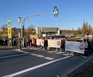 Protest mieszkańców pod siedzibą GDDKiA Kraków. Sprzeciwiają się wszystkim wariantom trasy S7