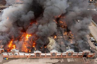 Pożar i wielka chmura czarnego dymu w Gdańsku