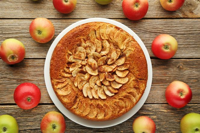 Łatwe ciasto z trzema warstwami jabłek: obfita szarlotka dla dużej rodziny