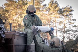 Czołgi Abrams z 1. WBPanc na poligonie