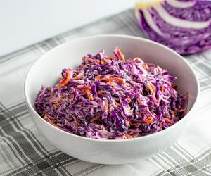 Robię pyszną surówkę z 3 tanich warzyw. Pasuje do wszystkich dań