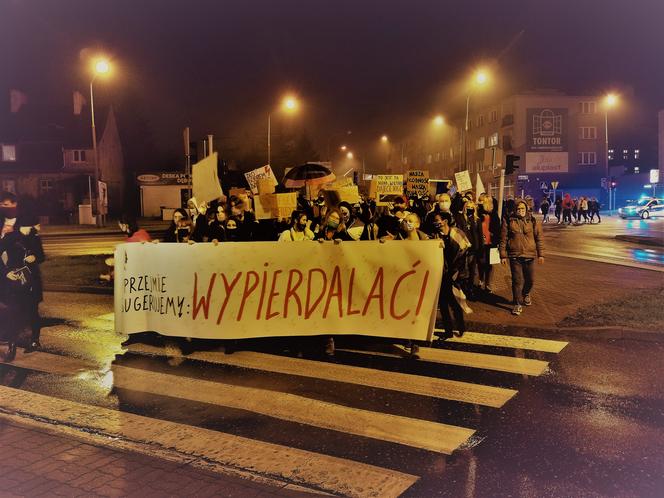 "Spacer zaniepokojonych obecną sytuacją". Strajk Kobiet w Kaliszu. 