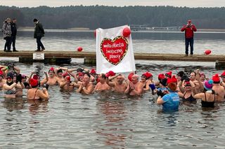 WOŚP 2025. Morsowanie w Olsztynie. Wykąpali się w lodowatym jeziorze Ukiel