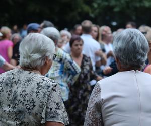 Wirują warkocze i wstążeczki. Tak bawili się lublinianie na potańcówce w skansenie!