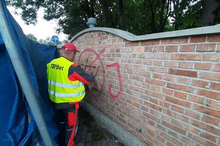 Napisu „Anty-Jude” nie ma już na murze cmentarza
