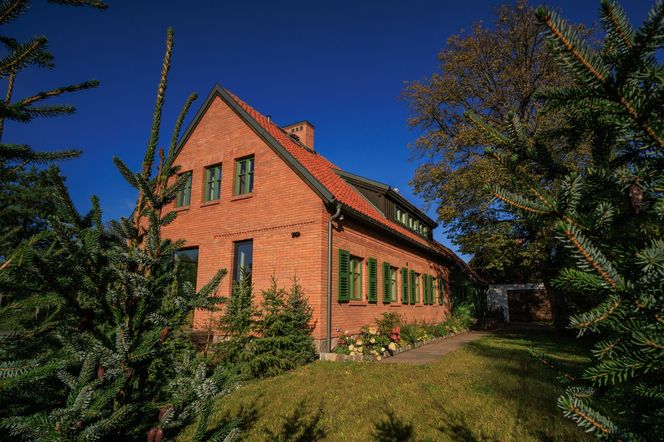 Dom w Szerokim Borze - widok od strony południowo-wschodniej (od ulicy)