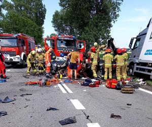 Tragiczny wypadek na drodze krajowej 8. Jedna osoba nie żyje, trzy zostały ranne