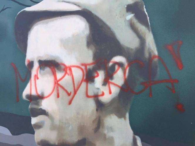 Zniszczono mural Żołnierzy Wyklętych! Napis "MORDERCA" na portrecie majora Łupaszki [ZDJĘCIA]