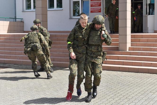 Efektowne ćwiczenia WOT w Czernikowie pod Toruniem. "Scenariusz zakładał atak przeciwnika na szkołę z kilkudziesięcioma uczniami"