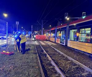 Wszedł na torowisko na czerwonym świecie. Przejechał go tramwaj. Zginął na miejscu