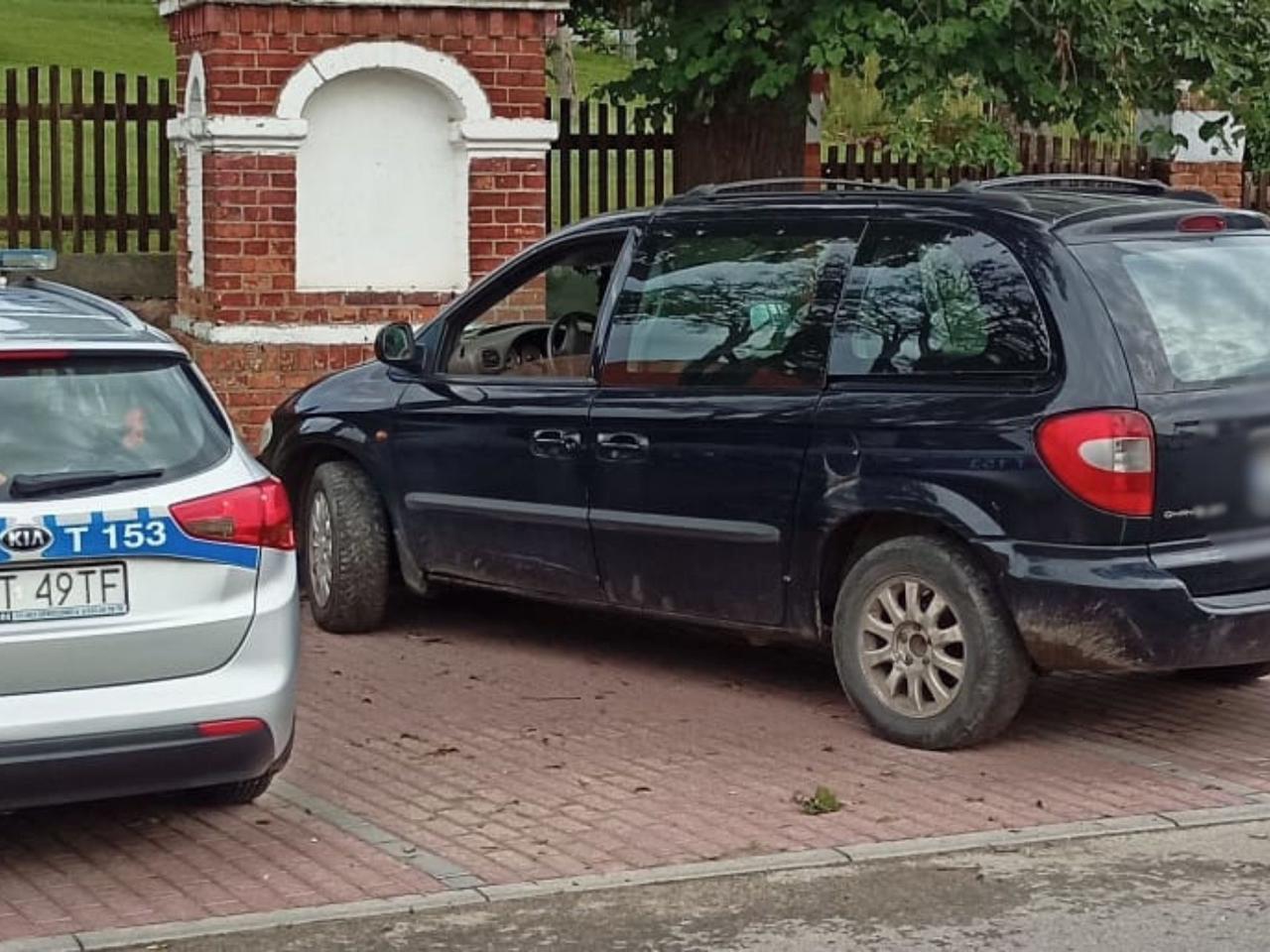 Jonkowo. Używał tablic rejestracyjnych INNEGO AUTA. Miał ważny powód