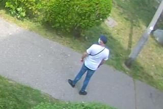 Fałszywy lekarz oszukał seniorkę w Bydgoszczy. Teraz ściga go policja 