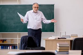 Rząd Tuska pozbawił pieniędzy tysiące nauczycieli! Związkowcy biją na alarm 