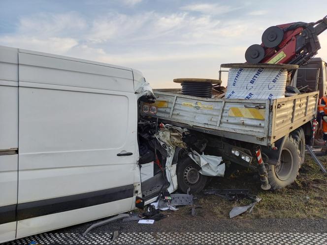 Wypadek na A1 w Kujawsko-Pomorskiem. Dwie osoby ranne - zdjęcia z miejsca zdarzenia