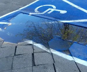 Bydgoscy drogowcy pomalowali dziury. To ma być koperta dla niepełnosprawnych