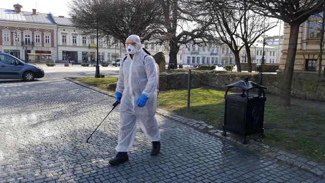 Białe kombinezony i Virkon. Tak w Nowym Sączu walczą z epidemią koronawirusa! 