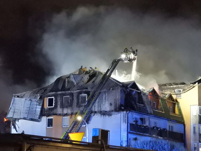 Pożar w Ząbkach. Strażacy przeszukują pogorzelisko