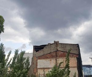 Zawaliła się część kamienicy w centrum Łodzi. Ulica Składowa zamknięta