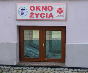 Dziewczynka w oknie życia! Alarm tuż przed świtem