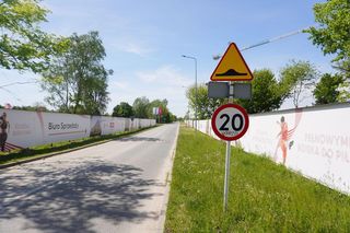 Na prostym odcinku drogi biegnącym przez łąki ustawiono aż osiem progów zwalniających 