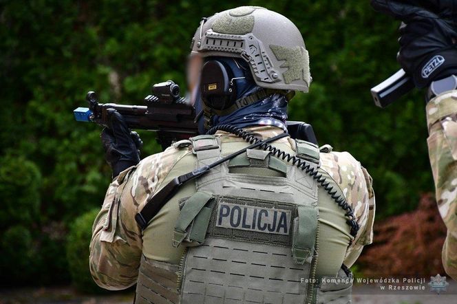 Odgłosy wybuchów i loty helikopterów w Bieszczadach. Do 3 października trwają ćwiczenia służb 