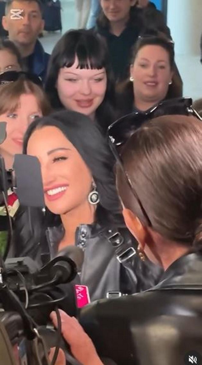 Tak fani powitali Justynę Steczkowską na lotnisku. Były łzy i tulenie. "Byłaś najlepsza"!