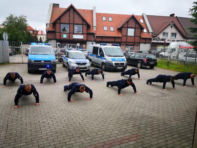 Policjanci z Czerska robią pompki do chorego chłopca