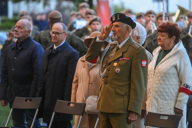 Uroczystości upamiętniające 80 rocznicę upadku Powstania Warszawskiego pod Redutą Banku Polskiego w Warszawie