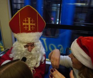 Mikołajkowy tramwaj przejechał przez Kraków