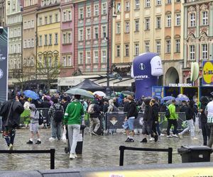 Gorąco przed finałem Ligii Konferencji we Wrocławiu. Tysiące kibiców na Rynku 