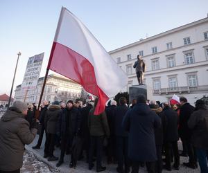 Miesięcznica smoleńska w cieniu kryzysu na szczeblach władzy w Polsce