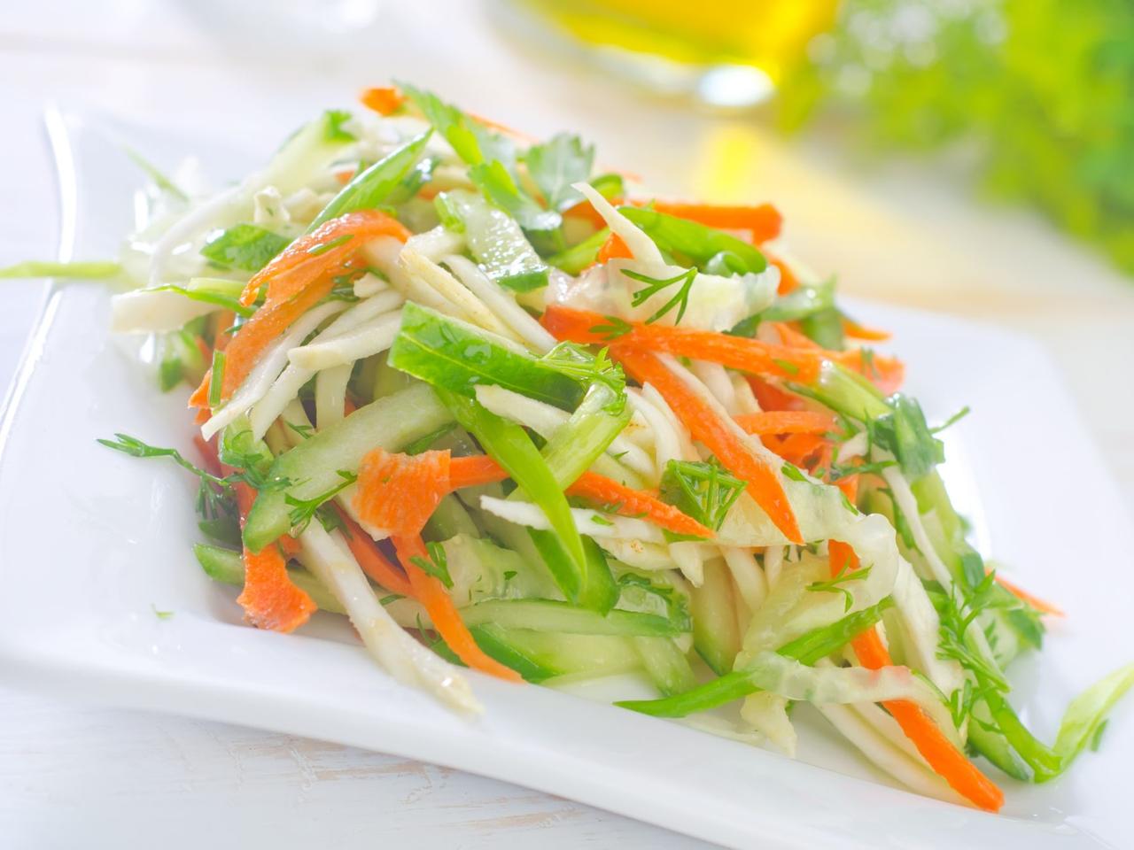 Chrupka surówka z ogórka z marchewką i kalarepką - zdrowa przekąska lub dodatek do obiadu