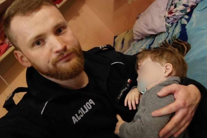 Policjant utulił przestraszonego 3-latka do snu. Nieoczekiwany finał interwencji w Gdańsku 