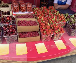 Truskawki czy czereśnie? Sprawdzamy, które owoce są zdrowsze i sprzyjają smukłej sylwetce