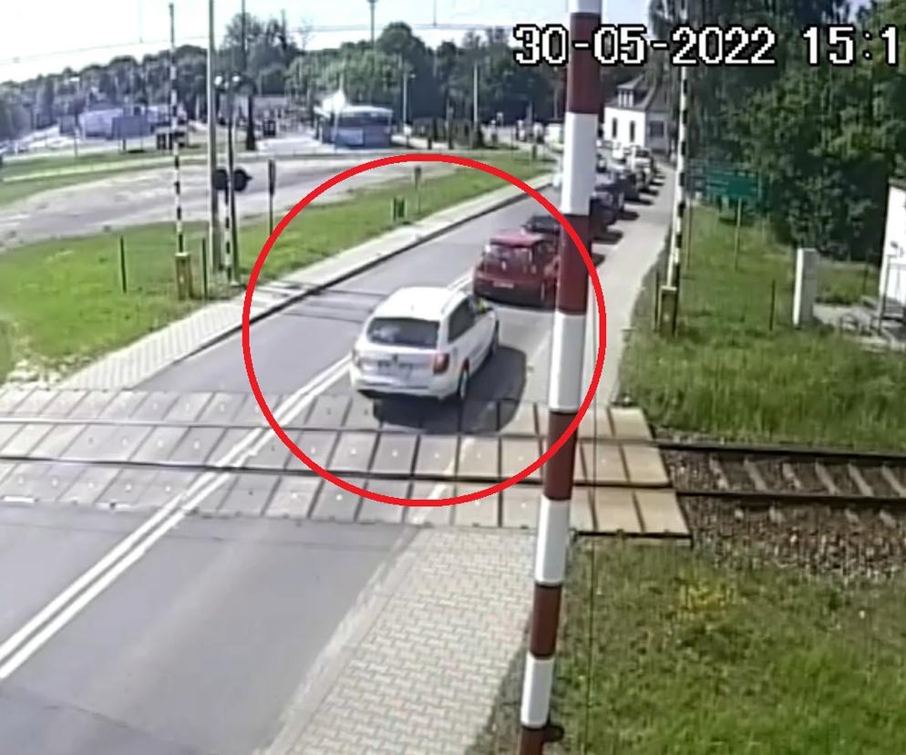 Wodzisław Śląski: Kierowca skody utknął na przejeździe kolejowym
